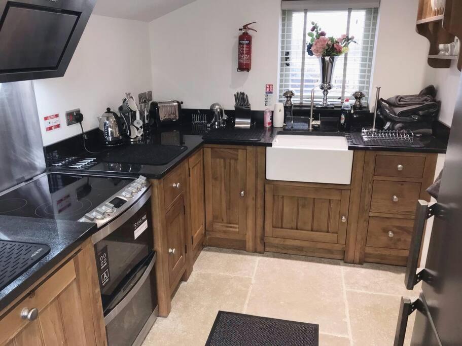 Chic 2 Bed Peak District Cottage Barn Near Alton Towers, Polar Bears, Chatsworth House Лік Екстер'єр фото